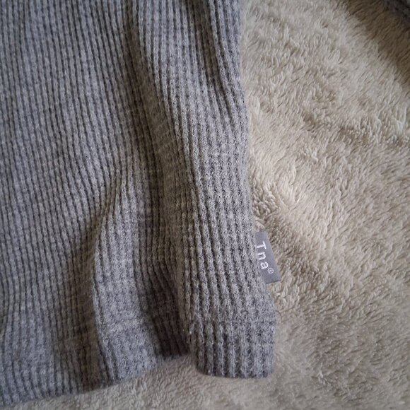 Aritzia TNA Women's Size S Gray Waffle Scoopneck Notch Longsleeve Cropped Shirt - Picture 8 of 12